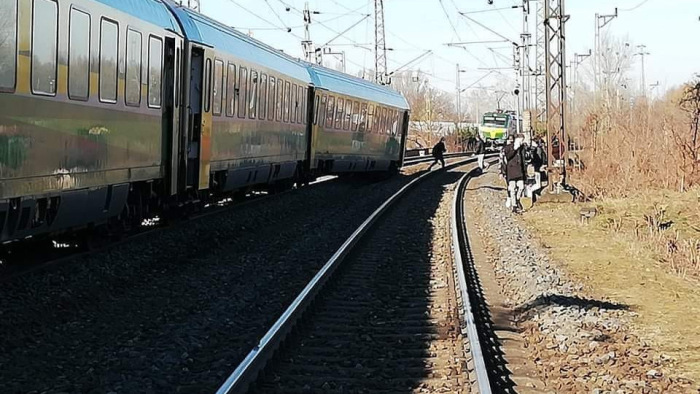 40 helyett 90-nel száguldott, ki is siklott a vonat – videó