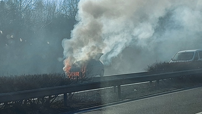 Lángokba borult egy autó az M3-ason