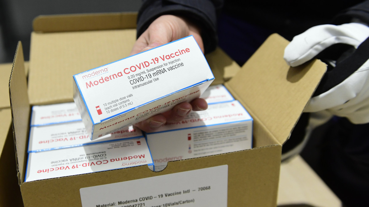 Az amerikai Moderna cég újabb, koronavírus elleni vakcinaszállítmánya a Hungaropharma gyógyszer-nagykereskedelmi vállalat budapesti telephelyén 2021. január 31-én.