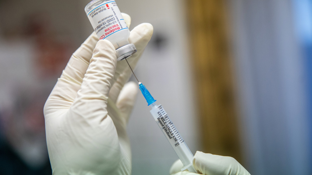 Nagy Hajnalka diplomás ápoló a Moderna amerikai biotechnológiai cég koronavírus elleni vakcináját készíti elő oltáshoz a Mezőberényi Református Szeretetotthonban 2021. január 17-én.