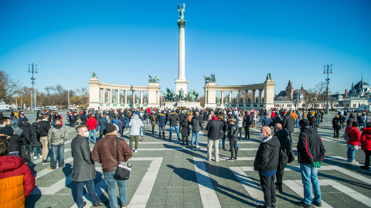 A vendéglátóhelyek, szálláshelyek nyitvatartásáért tartott demonstráció résztvevői a budapesti Hősök terén 2021. február 1-jén.
