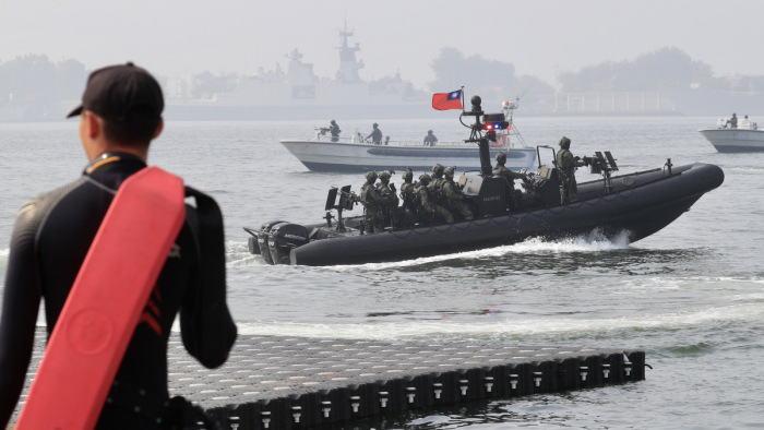 Állandósulhat a kínai flottatüntetés Tajvan körül
