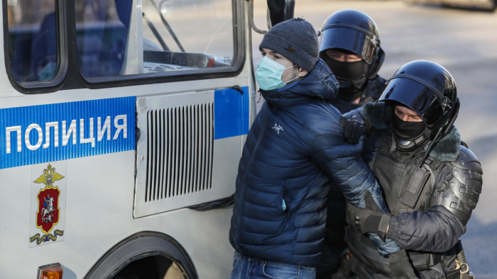 Reagált Oroszország a kemény rendőri fellépéseket ért kritikára