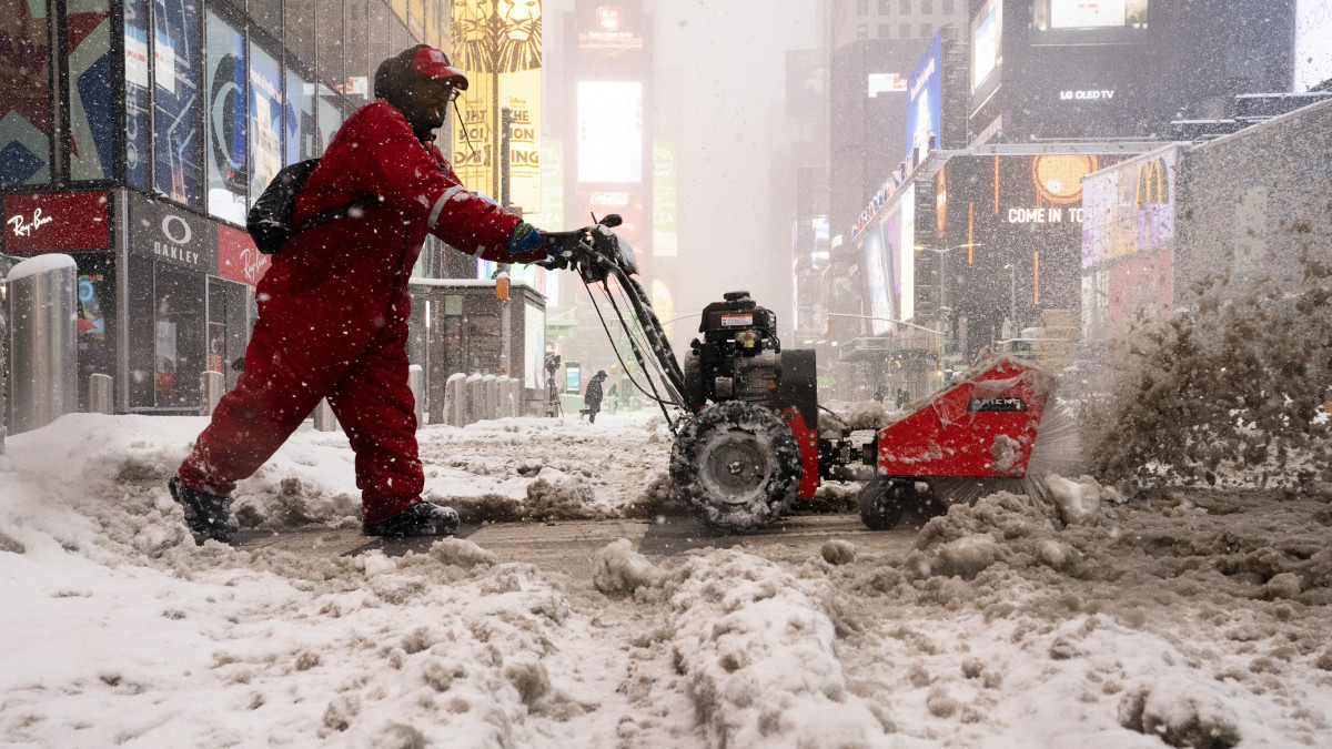 Havat takarít hóviharban a New York-i Times Square-en egy utcaseprő 2021. február 1-jén.