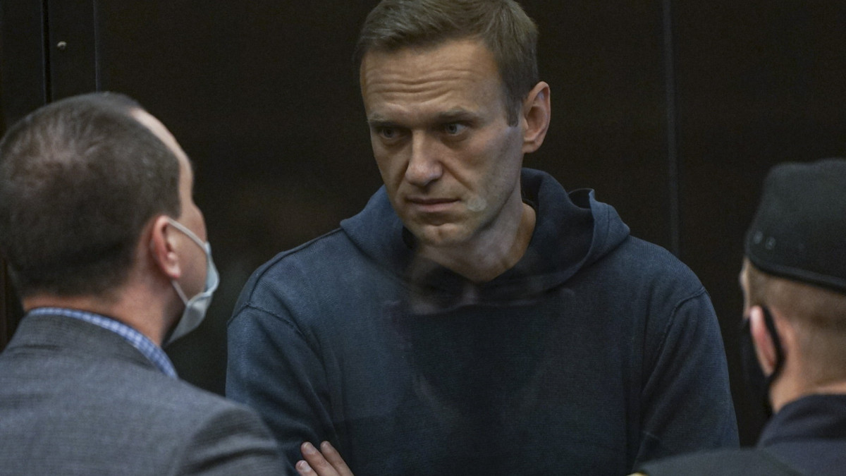 A Moszkva városi bíróságának sajtószolgálata által közreadott képen Alekszej Navalnij ellenzéki politikus (k) egyik ügyvédjével, Vagyim Kobzevvel (b) beszél perének tárgyalásán Moszkva városi bíróságán 2021. február 2-án. A rendkívüli rendőri készültség mellett tartott tárgyaláson dől el, hogy letöltendővé változtatják-e a Navalnijra az úgynevezett Yves Rocher-ügyben 2014-ben kiszabott, próbaidőre felfüggesztett szabadságvesztést. Navalnijt és öccsét, Oleget 2014 decemberében csalás és pénzmosás címén ítélték el, amiért szállítmányozási cégük, a Glavpodpiszka a vád szerint túlszámlázott a francia kozmetikai cég oroszországi leányvállalatának.