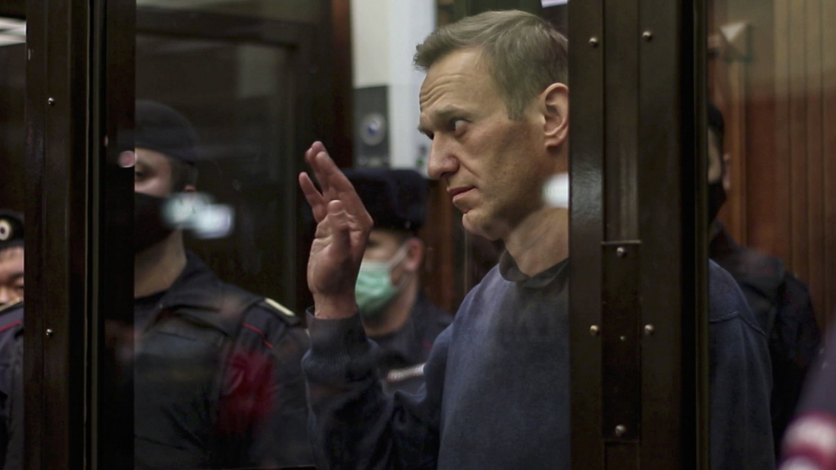 A Moszkvai Városi Bíróság által közreadott képen Alekszej Navalnij orosz ellenzéki politikus az ítélethirdetést hallgatja 2021. február 2-án. A bíróság a Navalnijra az Yves Rocher-ügyben kiszabott felfüggesztett börtönbüntetést letöltendőre változtatta.