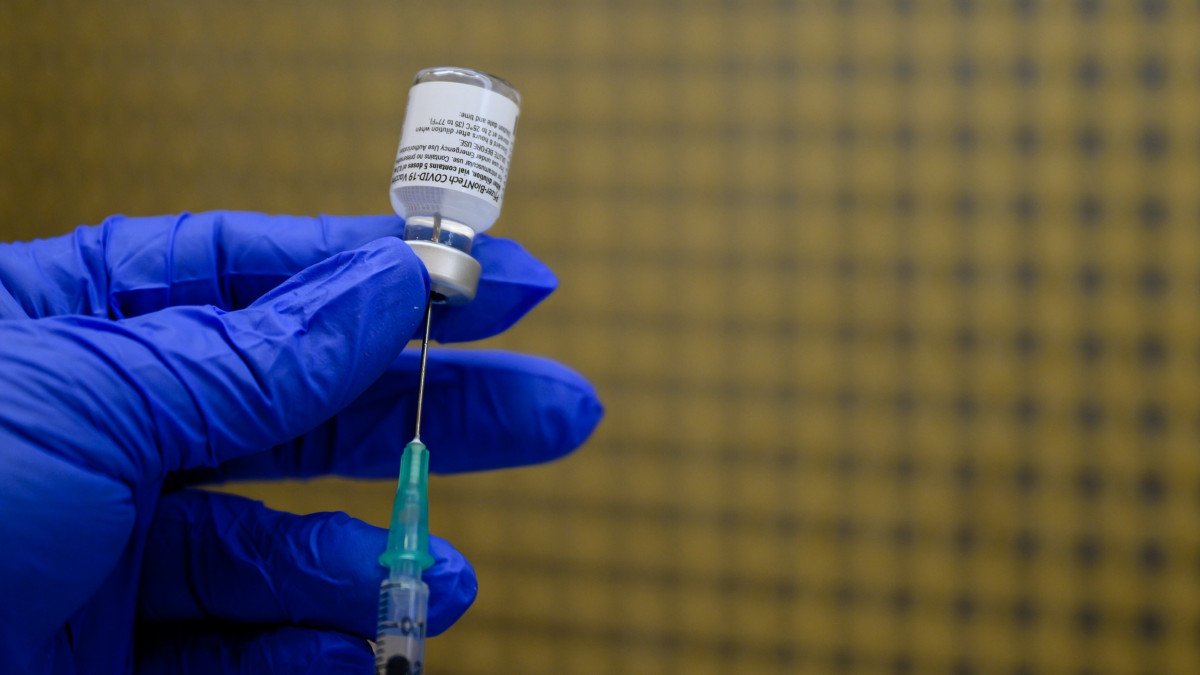 Oltáshoz készítik elő a Pfizer-BioNTech koronavírus elleni vakcináját a Fejér Megyei Szent György Egyetemi Oktató Kórházban Székesfehérváron 2021. február 2-án. Az intézményben folytatódott az egészségügyi dolgozók második oltása.