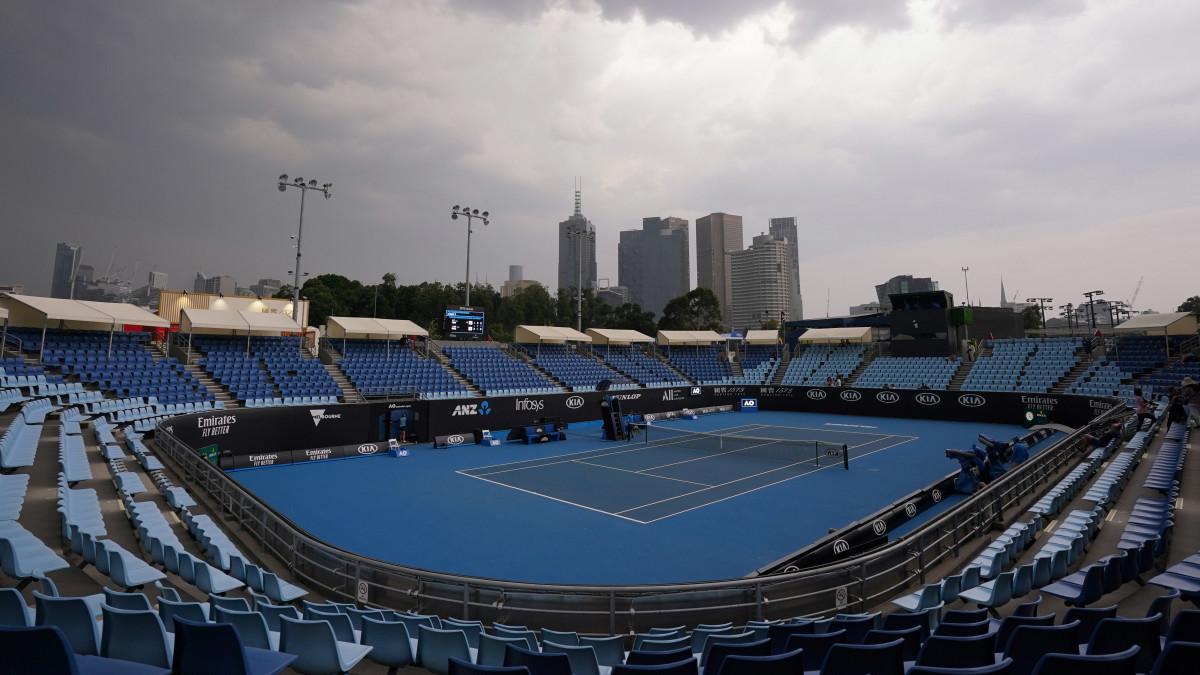 Esőfelhők az ausztrál nyílt teniszbajnokságnak otthont adó Melbourne Park teniszközpont egyik pályája felett 2020. január 15-én. A bajnokságot idén január 20. és február 2. között rendezik.