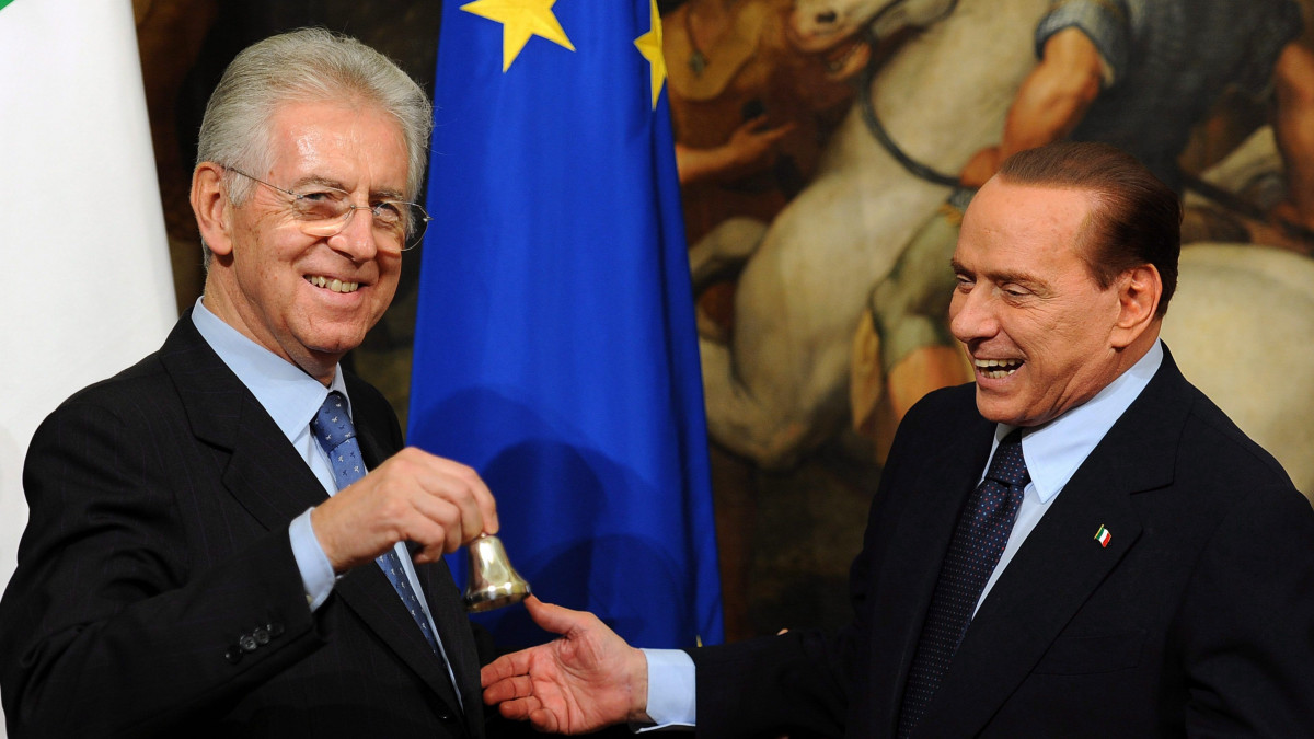 Róma, 2011. november 17.Mario MONTI új olasz miniszterelnöknek (b) csengőt ad át Silvio BERLUSCONI távozó olasz kormányfő (j) a Chigi-palotában, Rómában, jelezve beiktatását. Mario Monti a II. világháború óta a 63. olasz kormányt vezeti. (MTI/EPA/Maurizio Brambatti)