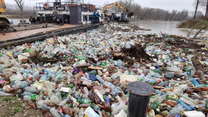 Gyomorforgató palacktengerré változtatta a Tiszát az áradás – fotók