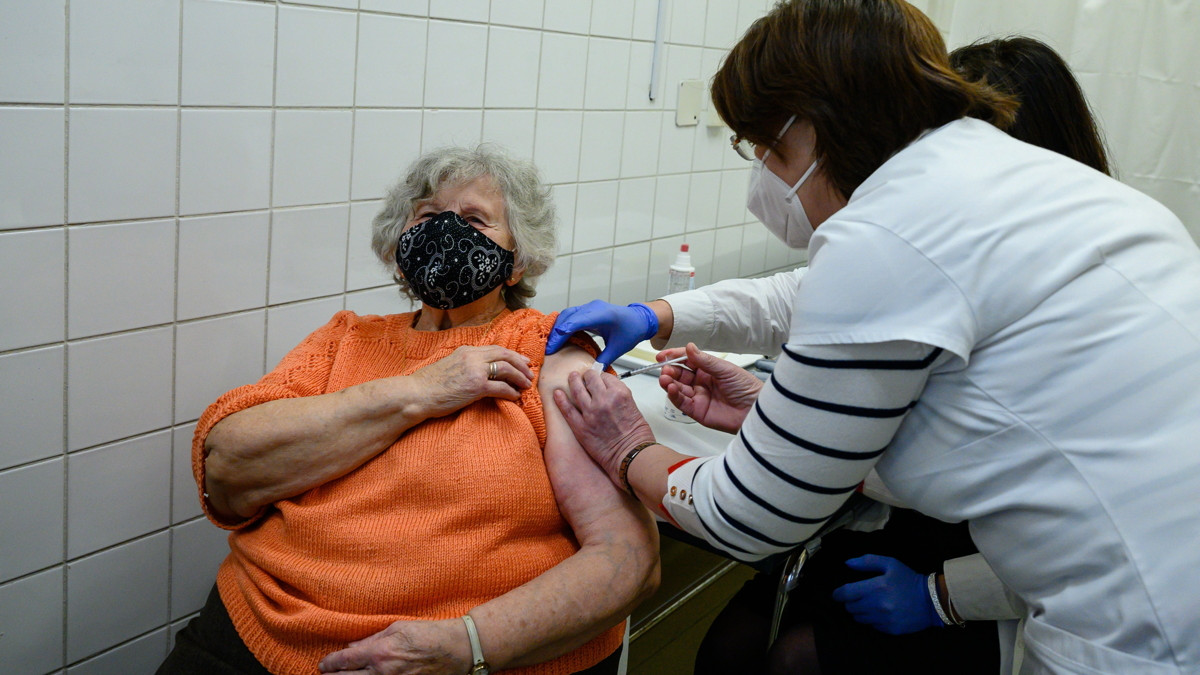 Atalai Zsuzsanna háziorvos beadja a Pfizer-BioNTech koronavírus elleni vakcinájából készített oltóanyagot egy idős nőnek a Fejér Megyei Szent György Egyetemi Oktatókórház oltópontján 2021. február 7-én. A védőoltásra regisztrált legidősebbek közül február 4. és 7. között minden háziorvosi praxisból hat idős embert kórházi oltóponton oltanak be a Pfizer-BioNTech vakcinájából készült oltóanyaggal, 1080 háziorvos pedig maga is beolthat 10-10 regisztrált idős embert az amerikai Moderna cég oltóanyagával.