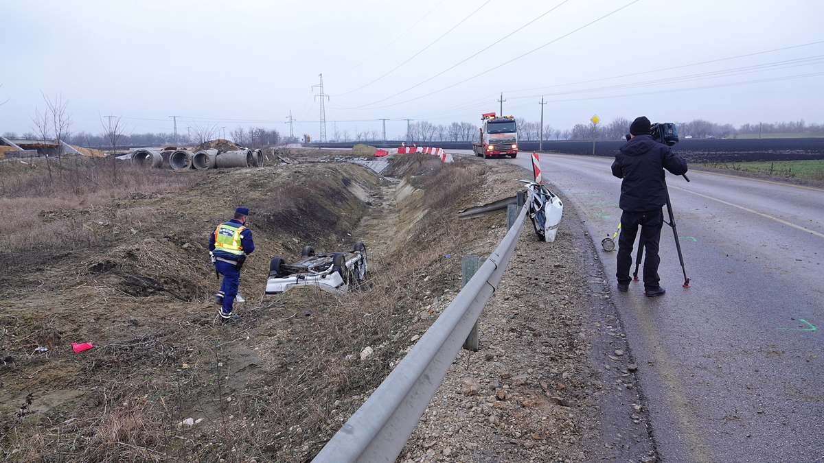 Árokba borult személygépkocsi Szolnok közelében, a 32-es út mellett 2021. február 7-én. A balesetben az autó vezetője és utasa a helyszínen meghalt.