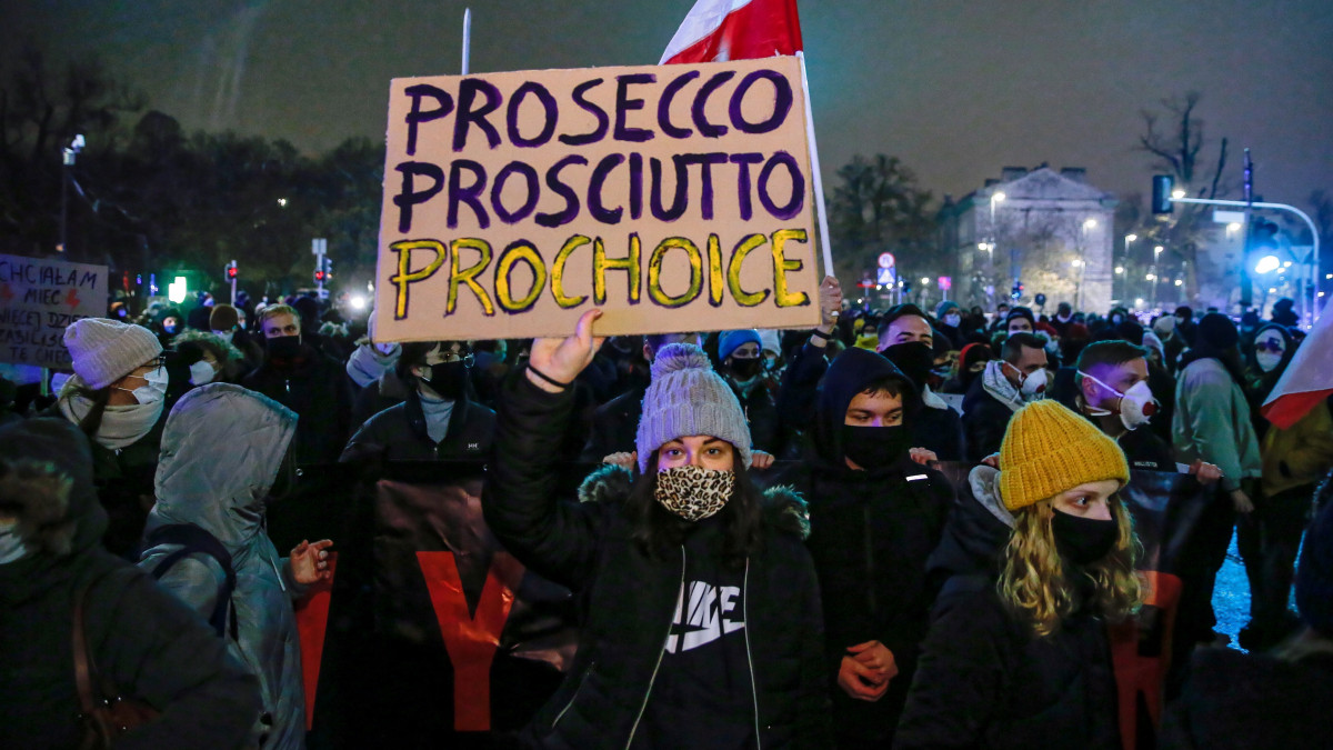 A Nők Sztrájkja feminista mozgalom aktivistái és támogatói a beteg magzatok művi vetélését tiltó lengyel alkotmánybírósági döntés ellen tiltakoznak Varsóban 2021. január 28-án. A hatályos szabályok szerint ezentúl csak nemi erőszak, vérfertőzéssel fogant gyermek vagy az anya életét veszélyeztető terhesség esetén lehet abortuszt végezni Lengyelországban.