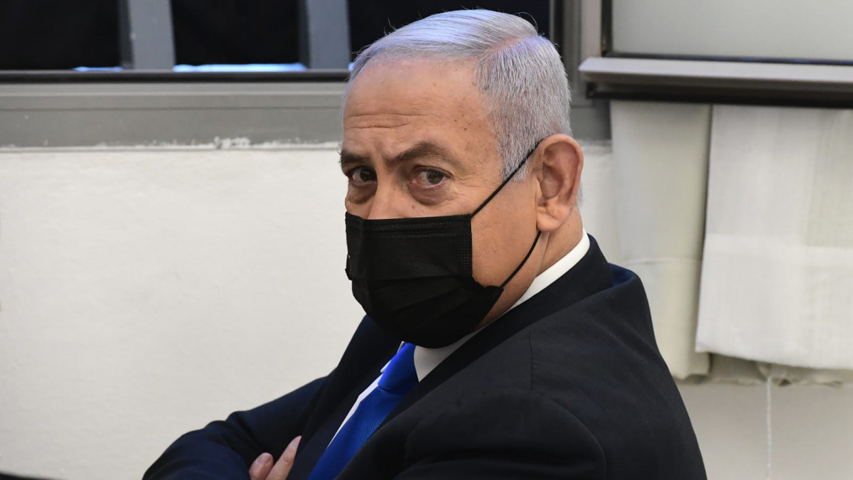 Benjámin Netanjahu izraeli miniszterelnök perének tárgyalása előtt a jeruzsálemi körzeti bíróságon  2021. február 8-án, néhány héttel a március 23-i parlamenti választások előtt. Az izraeli kormányfő ellen ellen 2020-ban nyújtott be a főügyész vádiratot csalás, közhivatallal visszaélés és korrupció vádjával.