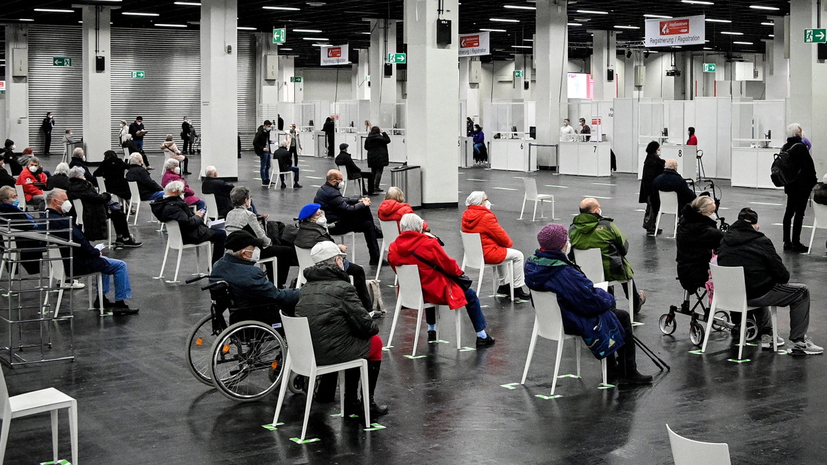 Koronavírus elleni védőoltásra várakoznak idős emberek a kölni KölnMesse kiállítási központban kialakított oltóközpontban 2021. február 8-án.