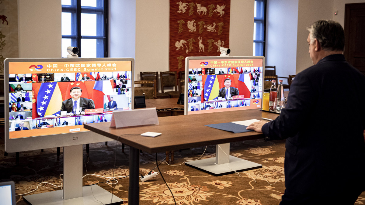 A Miniszterelnöki Sajtóiroda által közreadott képen Orbán Viktor miniszterelnök részt vesz a Kína és a kelet-közép-európai országok közti, videókonferencián tartott egyeztetésen a Karmelita kolostorban 2021. február 9-én. A képernyőn Hszi Csin-ping kínai elnök.