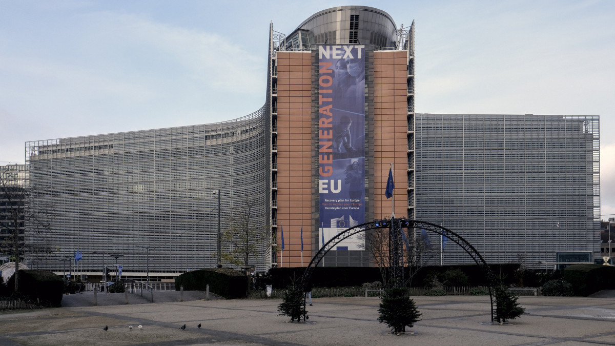 A koronavírus-járvány utáni helyreállítási alapot reklámozó óriásplakát az Európai Bizottság brüsszeli székházának, a Berlaymont-épületnek a homlokzatán, a Schuman téren 2021. január 7-én.