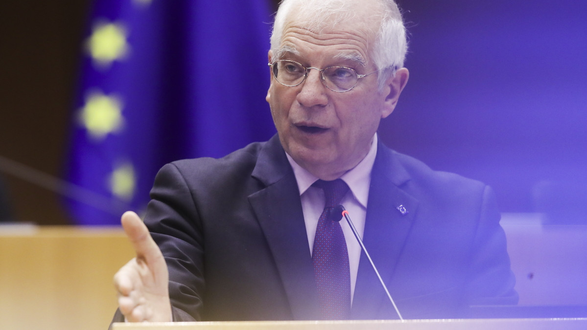 Josep Borrell, az Európai Unió kül- és biztonságpolitikai főképviselője felszólal az Európai Parlament plenáris ülésén Brüsszelben 2021. február 9-én. Az Európai Parlament ötvenöt tagja lemondásra szólította fel Borrellt az általuk megalázónak nevezett múlt heti kétnapos moszkvai látogatása miatt. Kijelentették, Borrell Moszkvában nem volt képes megvédeni az EU értékeit és érdekeit, nem állt ki az európai érdekek mellett akkor sem, amikor Szergej Lavrov orosz külügyminiszter nyíltan bírálta az EU-t és az Egyesült Államokat.