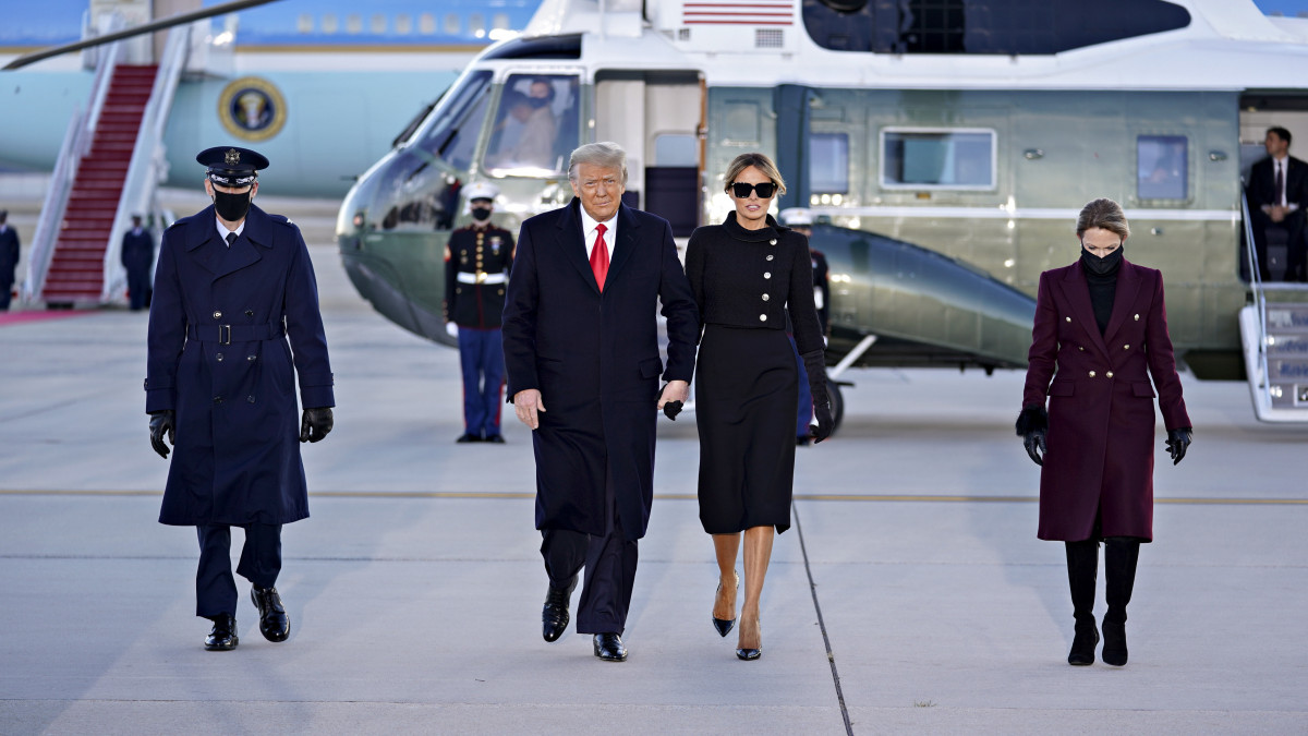 Donald Trump leköszönő amerikai elnök és a felesége, Melania Trump a marylandi Andrews légitámaszpontra érkezik, hogy az elnöki géppel floridai birtokára repüljön 2021. január 20-án. Ezen a napon iktatják be hivatalába az új elnököt, Joe Bident.