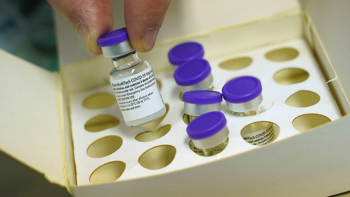 Frankfurt, 2020. december 27.A Pfizer és a BioNTech által kifejlesztett koronavírus (COVID-19) elleni vakcinát tartalmazó fiolák Frankfurtban 2020. december 27-én. Németországban az idősotthonok 80 év feletti lakóit, az ott dolgozó ápolókat és a különösen veszélyeztetett kórházi dolgozókat oltják be először a Pfizer és a BioNTech által kifejlesztett koronavírus (COVID-19) elleni vakcinával. Az oltókampányt jelenleg még mobil oltócsapatok végzik, a több mint 400 oltóközpont többsége a következő napokban nyílik majd meg.
