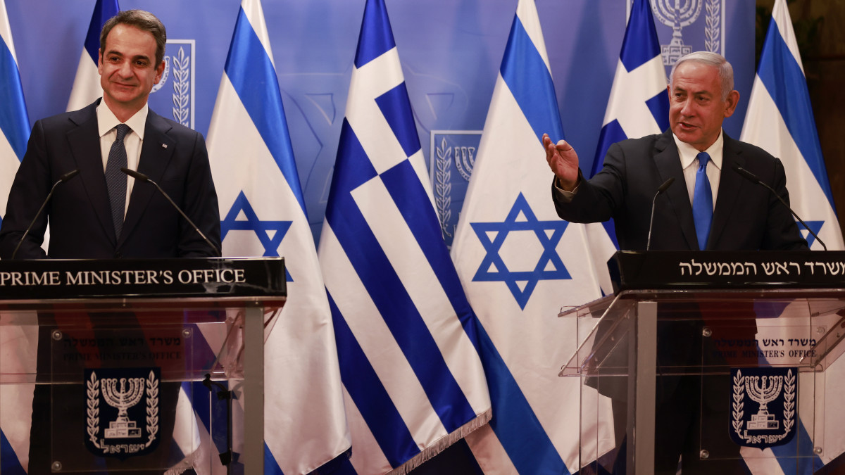 Benjámin Netanjahu izraeli (j) és Kiriákosz Micotakisz görög miniszterelnök sajtótájékoztatót tart a jeruzsálemi kormányfői hivatalban 2021. február 8-án.