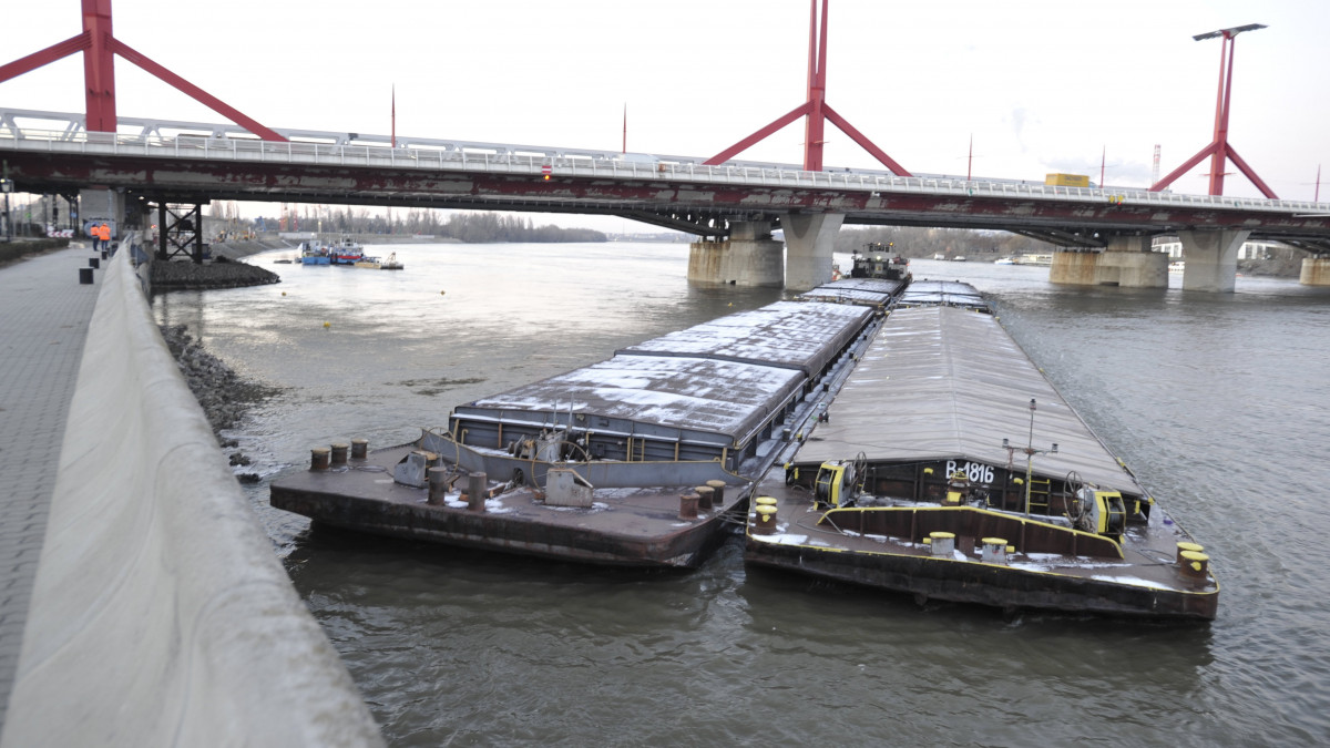 A Rákóczi híd pillérének ütközött uszály 2021. február 12-én. A hajó nem sérült meg komolyabban és a hídpillérben sem okozott nagyobb kárt. Az uszály rakománya között nem volt veszélyes anyag. Az uszály jelenleg is a hídnál vesztegel, a társhatóságok dolgoznak a fennakadás megszüntetésén.