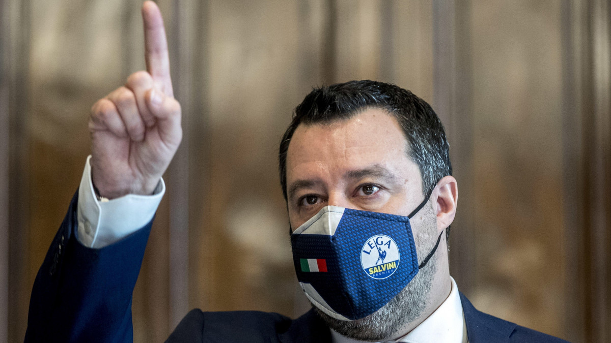 Matteo Salvini, az olasz ellenzéki Liga párt vezetője nyilatkozik a római képviselőházban, miután Mario Draghi kijelölt miniszterelnökkel tárgyalt 2021. február 6-án.