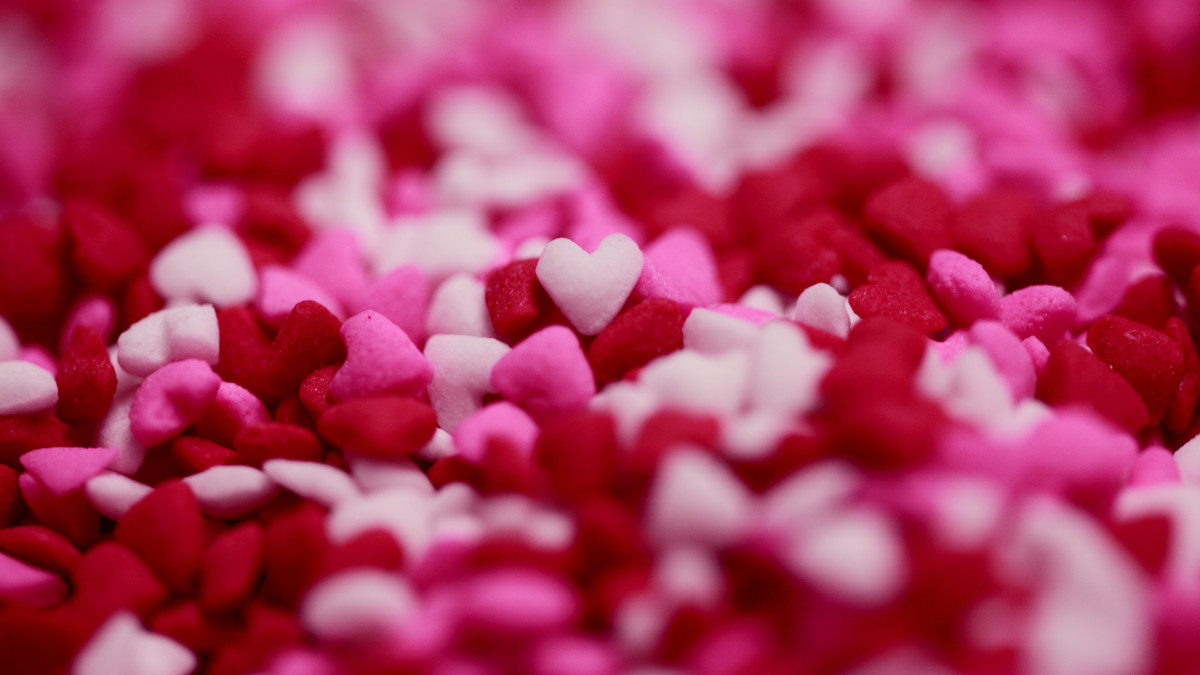 Valentin-nap: furcsa ünnepi tradíciók csókmaratontól a tankkal írt üzenetig