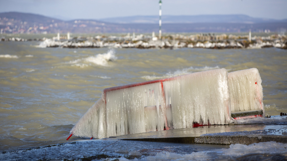 Korlátra fagyott jég Fonyódon, a Balaton-parton 2021. február 12-én.