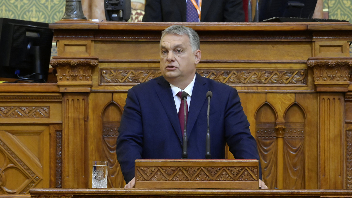 Orbán Viktor miniszterelnök napirend előtt szólal fel a Gazdaság újraindításáról címmel az Országgyűlés idei első ülésén 2021. február 15-én. Hátul Kövér László házelnök.