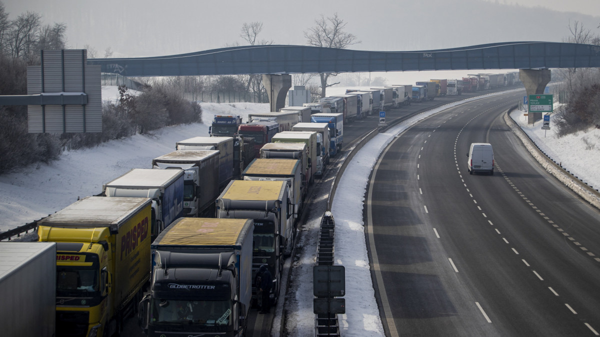 Németországba tartó teherautók várakoznak a csehországi Ústí nad Labem környékén 2021. február 15-én, mert az előző naptól a koronavírus-járvány miatt a német hatóságok megszigorították a határellenőrzést Csehországból érkezők számára.