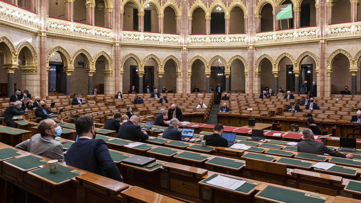 Németh Zsolt, az Országgyűlés külügyi bizottságának fideszes elnöke felszólal a Visegrádi Csoport megalakulásának 30. évfordulójáról szóló politikai nyilatkozat vitájában az Országgyűlés plenáris ülésén 2021. február 15-én.