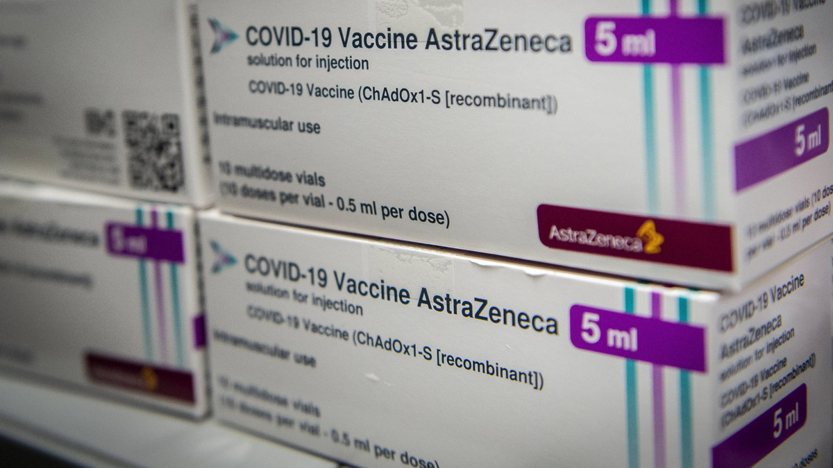 Az AstraZeneca brit-svéd gyógyszergyár és az Oxfordi Egyetem közös fejlesztésű, koronavírus elleni vakcináinak újabb szállítmánya a Bács-Kiskun Megyei Kormányhivatal Népegészségügyi Főosztályának épületében Kecskeméten 2021. február 15-én.