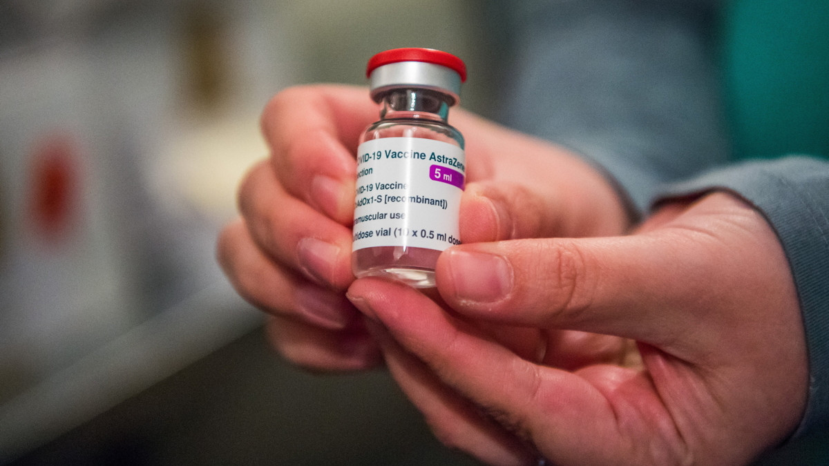 Az AstraZeneca brit-svéd gyógyszergyár és az Oxfordi Egyetem közös fejlesztésű, koronavírus elleni vakcináinak újabb szállítmányát ellenőrzi egy dolgozó a hűtőkamrában a fővárosi kormányhivatal népegészségügyi főosztályának épületében 2021. február 15-én.