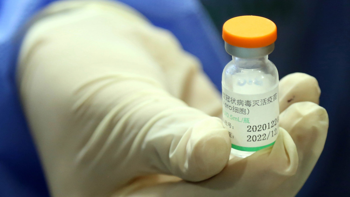 A Sinopharm kínai gyógyszergyártó cég koronavírus elleni vakcináját tartja kezében egy védőruhát viselő egészségügyi dolgozó egy iszlámábádi oltóközpontban 2021. február 3-án. Pakisztánban előző nap megkezdték a lakosság tömeges oltását, amelynek során először az egészségügyi dolgozókat, az idős embereket, majd a katonákat és a rendőröket oltják be. Február 1-jén 500 ezer kínai vakcina érkezett az országba.