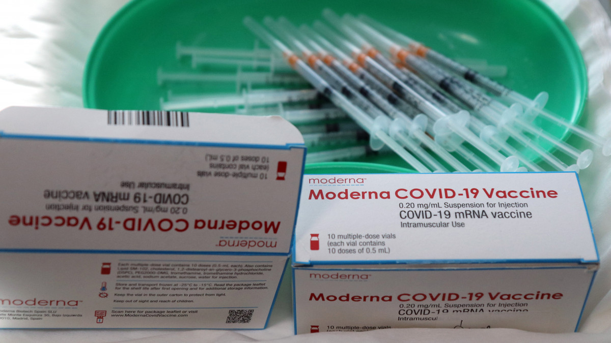Oltáshoz előkészített Moderna amerikai biotechnológiai cég koronavírus elleni vakcinája az időseket gondozó Észak-Borsodi Integrált Szociális Intézmény Ózdi Otthonában 2021. február 13-án.