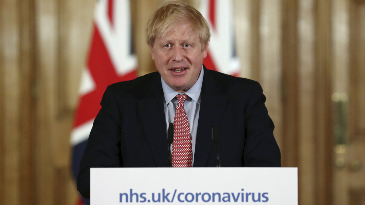 Boris Johnson brit miniszterelnök a koronavírus helyzetéről tart sajtótájékoztatót a londoni kormányfői rezidencián, a Downing Street 10-ben 2020. március 12-én. Nagy-Britanniában tízre emelkedett a tüdőgyulladást okozó koronavírus halálos áldozatainak száma.