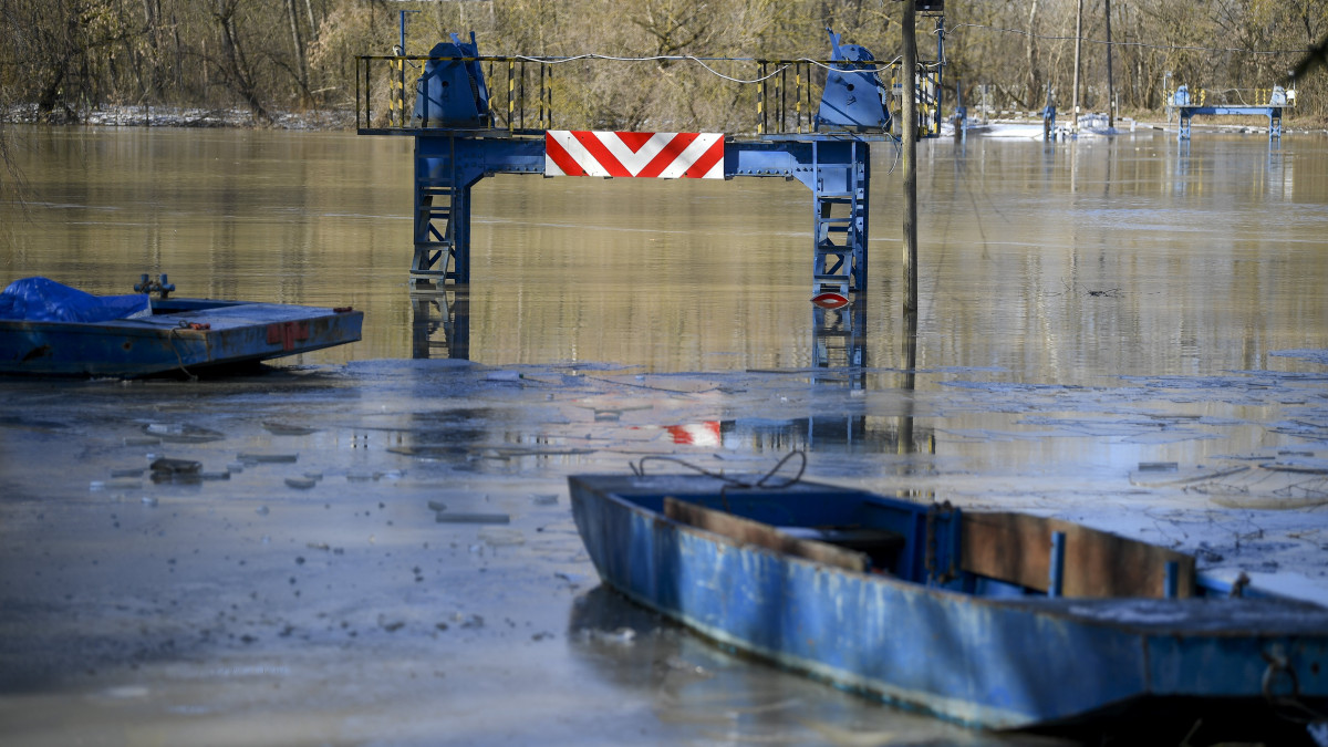 Az áradó Tisza miatt lezárt pontonhíd gépészeti berendezései a víz alatt Tiszadobnál 2021. február 15-én.