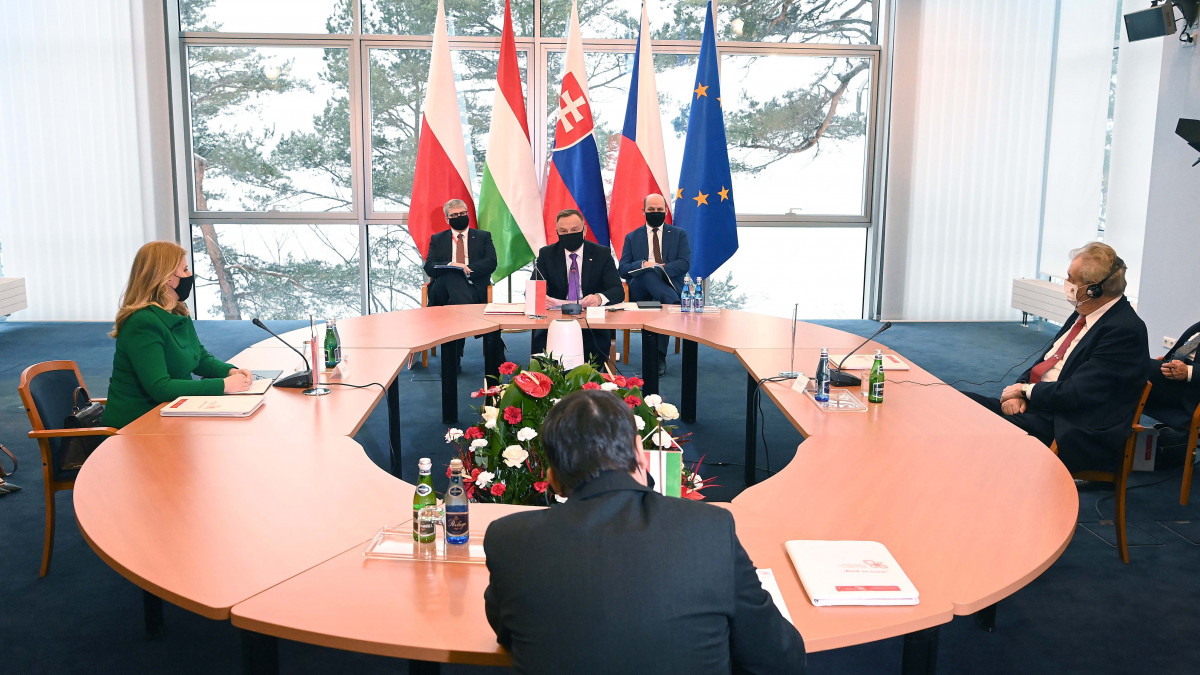 Áder János magyar (k, háttal), Zuzana Caputová szlovák (b) Andrzej Duda lengyel (szemben k) és Milos Zeman cseh elnök (j) plenáris megbeszélése a visegrádi csoport (V4) államfőinek kétnapos találkozóján a lengyelországi Juratában 2021. február 9-én.