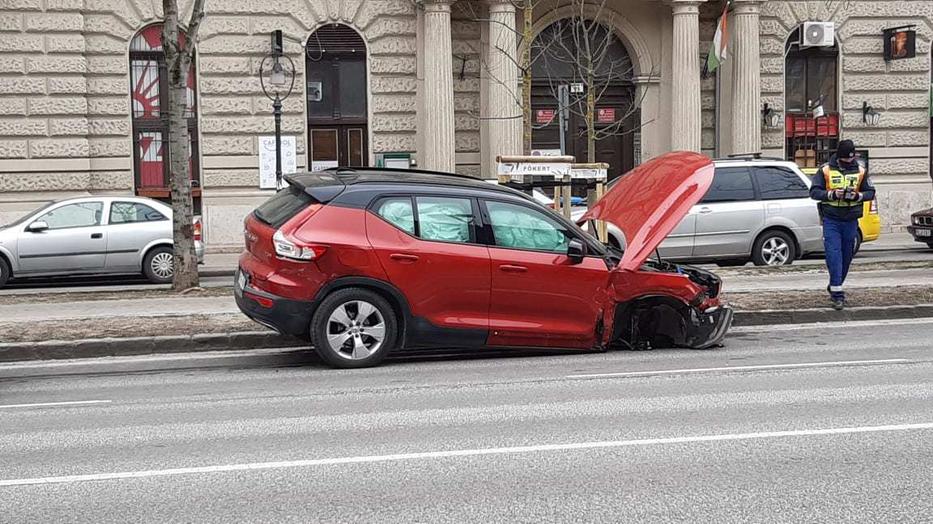 Vitray Tamás összetört autója az Andrássy úton