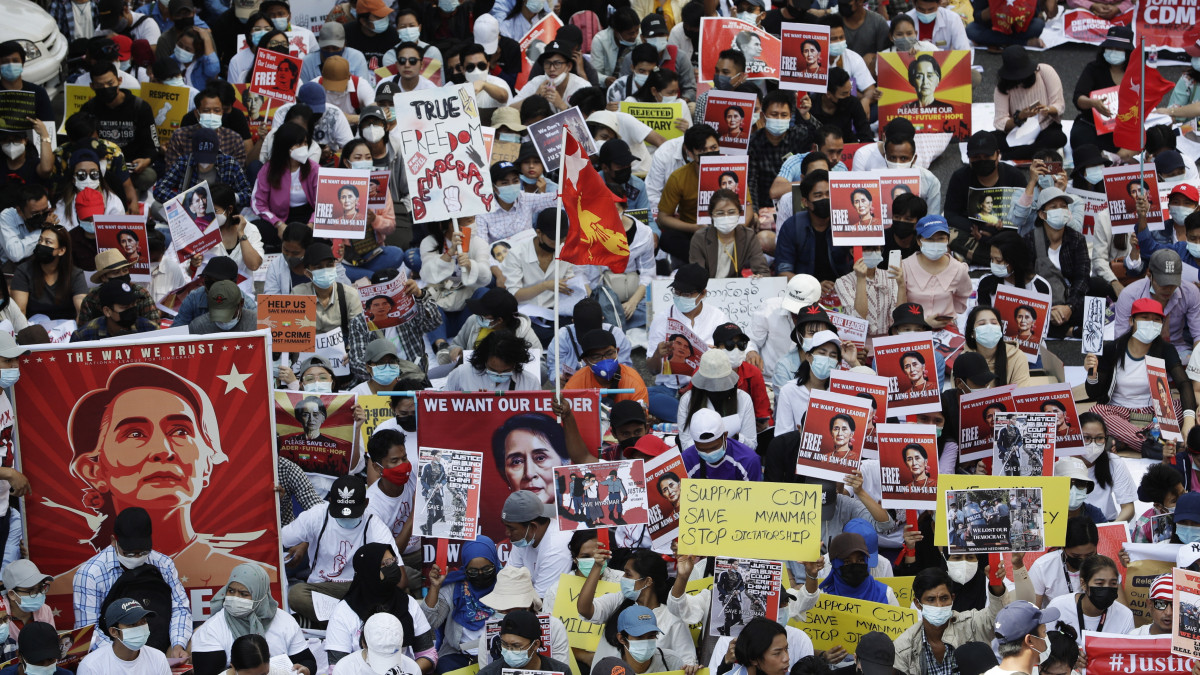 A puccs ellen tiltakozó emberek a megbuktatott Aung Szan Szú Kji mianmari államtanácsos (kormányfő) szabadon engedését követelik Rangunban 2021. február 17-én. A hadsereg február 1-jén átvette a hatalmat és szükségállapotot hirdetett ki Mianmarban.