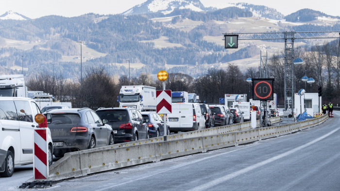 Hét végi autótilalom bevezetésével fenyeget a német közlekedési miniszter