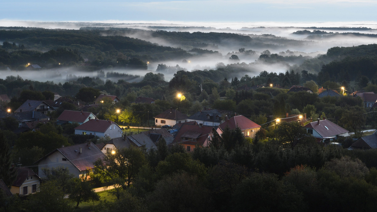 Hajnali köd Őriszentpéteren 2012. szeptember 25-én.