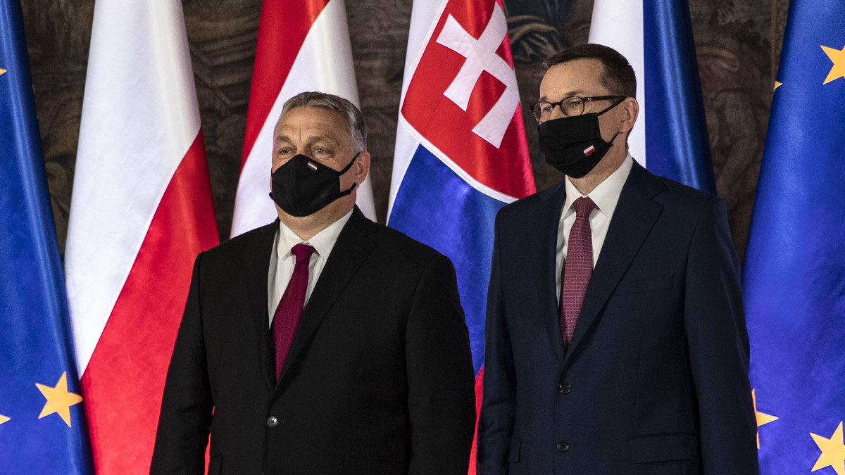 A Miniszterelnöki Sajtóiroda által közreadott képen Mateusz Morawiecki lengyel miniszterelnök (j) fogadja Orbán Viktor miniszterelnököt a V4 megalapításának 30. évfordulója alkalmából rendezett kormányfői találkozón a krakkói királyi várban, a Wawelben 2021. február 17-én.