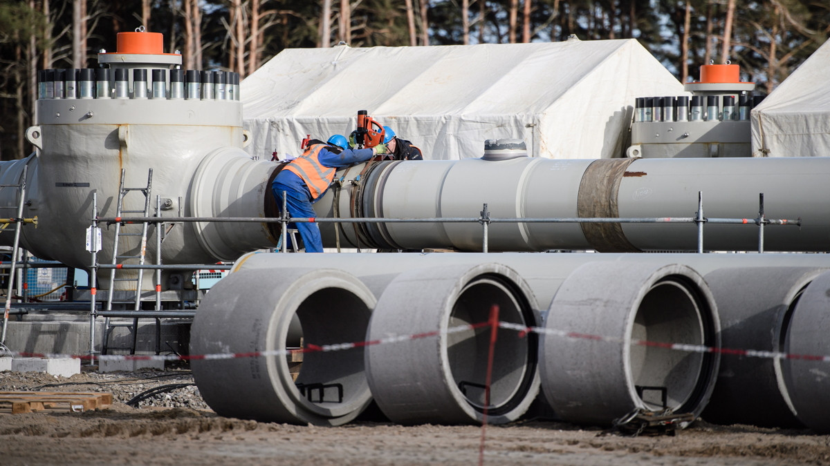 Munkások dolgoznak az orosz földgázt Ukrajna és Lengyelország megkerülésével Németországba szállító Északi Áramlat-2 gázvezeték fogadóállomásánál a németországi Lubminban 2019. március 26-án. Finnország partvidékénél 2018 szeptemberében kezdődött meg az Oroszországot Németországgal összekötő földgázvezeték tengeri szakaszának lefektetése. Az Északi Áramlat-2 egy 9,5 milliárd eurós projekt, amelynek keretében két új, összesen évi 55 milliárd köbméter szállítási kapacitású vezetékkel bővítik a Balti-tenger fenekén húzódó Északi Áramlatot, amelynek vezetéke az oroszországi Viborgból indul és a németországi Greifswald mellett fekvő Lubminnál éri el a német partot. A gázvezetékből már 600 kilométert, a teljes hossznak mintegy a felét már lefektették.