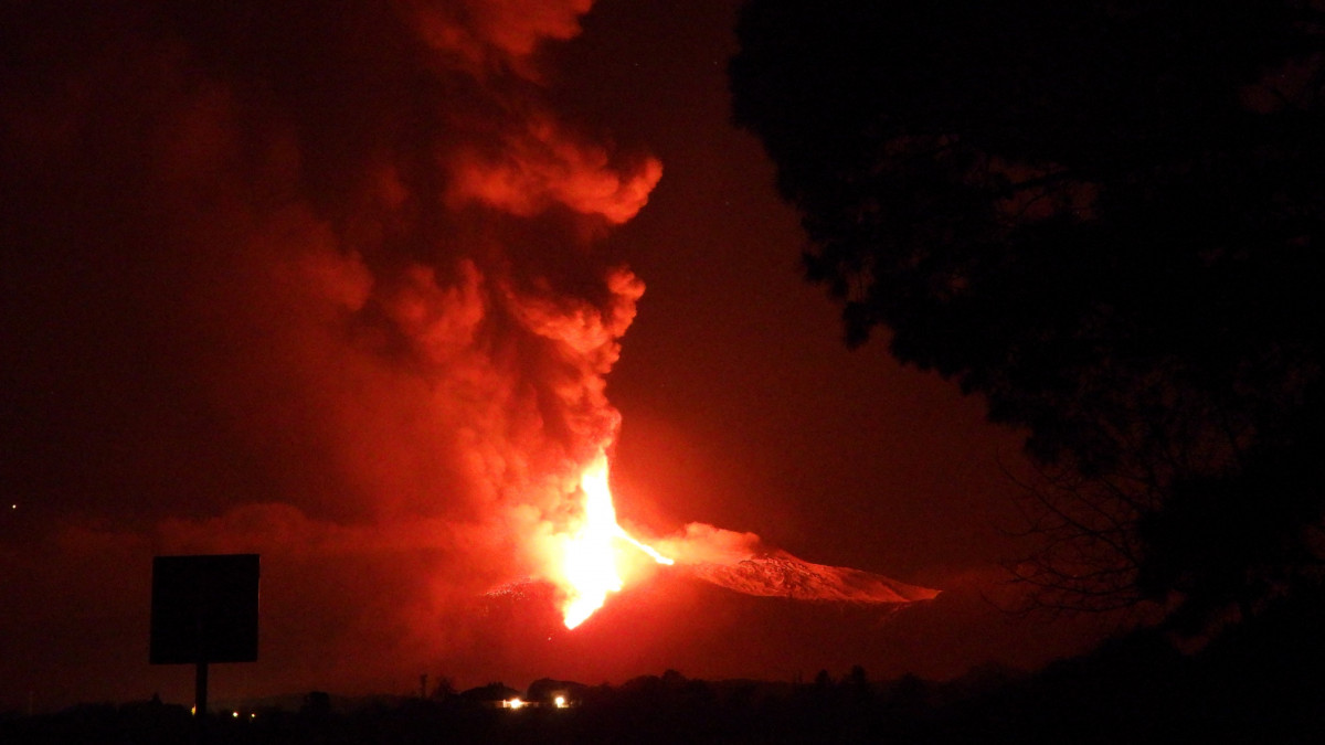 Megállás nélkül öklendezik az Etna - videó