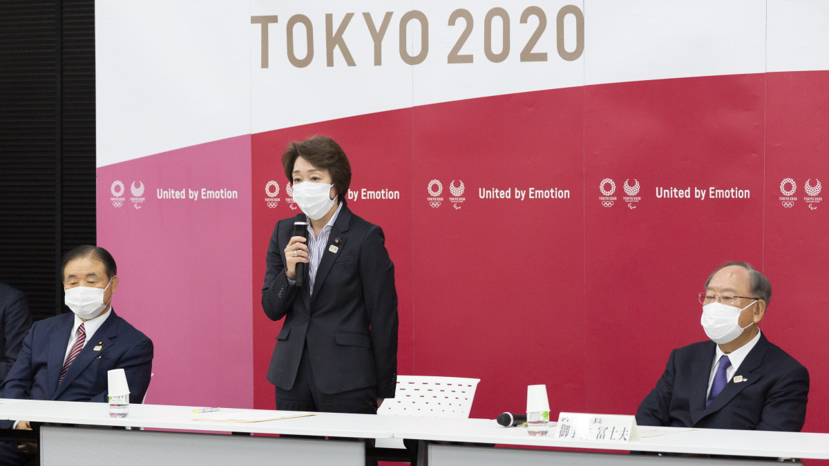 Hasimoto Szeiko, a 2020-as tokiói nyári olimpiát és paralimpiát előkészítő bizottság új elnöke beszél, mellette Endo Tosiaki alelnök (b) és Mitarai Fudzsio, a bizottság végrehajtó testületének tiszteletbeli elnöke (j) a bizottság végrehajtó testületének ülésén Tokióban 2021. február 18-án. Hasimoto Mori Josiro helyére lépett, aki a nőkre tett, szexistának tekintett kijelentései miatt lemondott. A tokiói nyári játékokat a világméretű koronavírus-járvány miatt 2021-re halasztották.