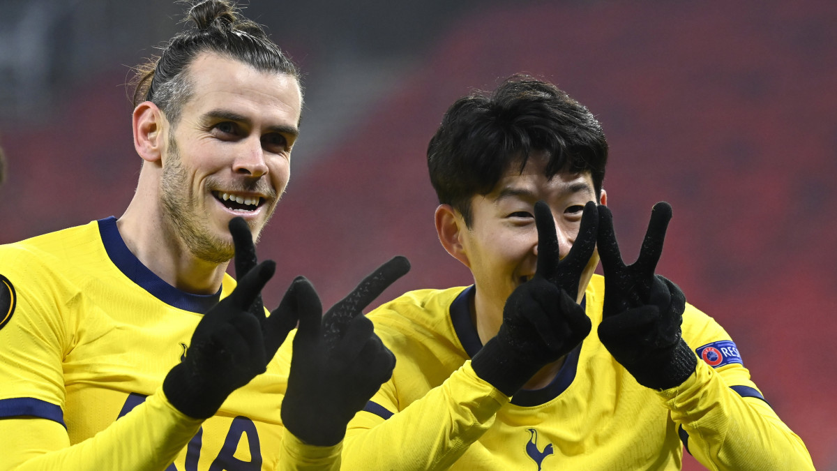 Gareth Bale (b) és Szon Hungmin, a Tottenham Hotspur játékosai ünneplik góljukat a labdarúgó Európa-liga nyolcaddöntőjébe jutásért az osztrák Wolfsberg ellen játszott mérkőzésen a Puskás Arénában 2021. február 18-án.