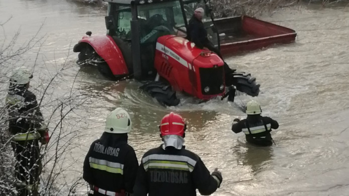 Tűzoltók mentették a jeges Bódvából a traktort – fotó