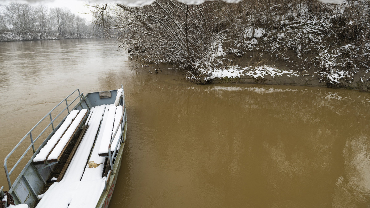 A szennyezett Szamos folyó Szamossályi határában a kompátkelőnél 2021. február 18-án. Egy bezárt máramarosi bánya elárasztott tárnáiból kiömlött, tisztítatlan bányavíz okozta a Szamos fémszennyezését. Az áradás miatt jelentős mennyiségű tisztítatlan bányavíz ömlött a Láposbánya-patakba, onnan a Lápos folyóba majd a Szamosba jutott a szennyező anyag. Romániában nem okozott halpusztulást a fémszennyezés. 